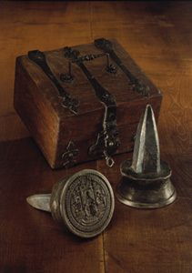 Bullenstempel der Kaiser Matthias, Ferdinand II., Ferdinand III. mit verschließbarer Holzkassette (1613 - 1657) © OESTA